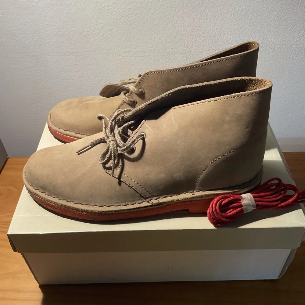 Clarks Men’s Desert Boot in Sand Suede size 7.5